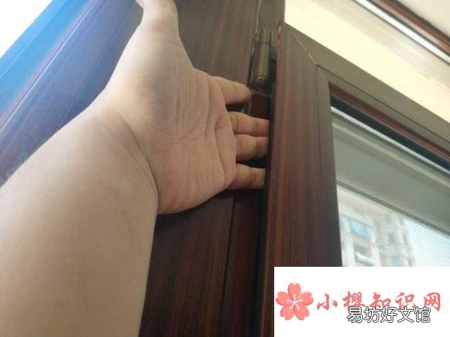 如何清理窗户缝隙里的灰尘?
