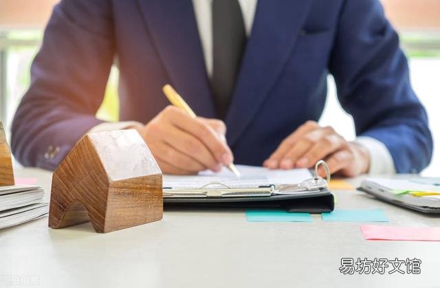 同事买房,和房东签好协议付了5万订金,现房价突然上涨约15万,房东反悔,怎么办?