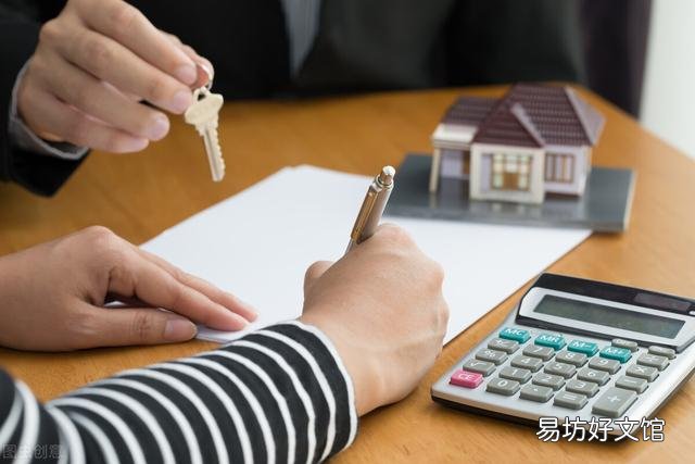同事买房,和房东签好协议付了5万订金,现房价突然上涨约15万,房东反悔,怎么办?
