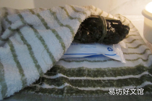大闸蟹湿毛巾放上面还是下面