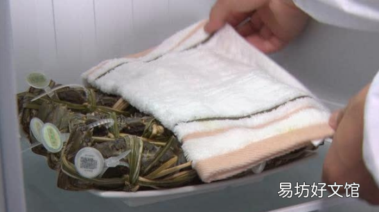 大闸蟹湿毛巾放上面还是下面