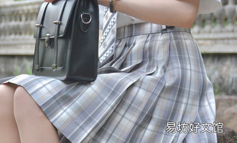 jk裙子的拉链在前面还是在后面