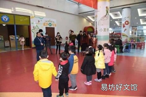 这些小豆丁们来到了图书馆 爸爸带我去图书馆做