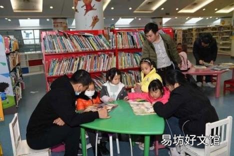 这些小豆丁们来到了图书馆 爸爸带我去图书馆做