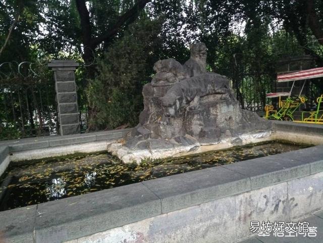 同样作为宋江的小弟，没头脑的李逵为何从来不敢在武松面前放肆？