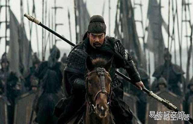 在三国演义中,华雄斩杀了很多十八路诸侯,在十八路诸侯束手无策时,曹操手下的武将为什么一个都不上呢?