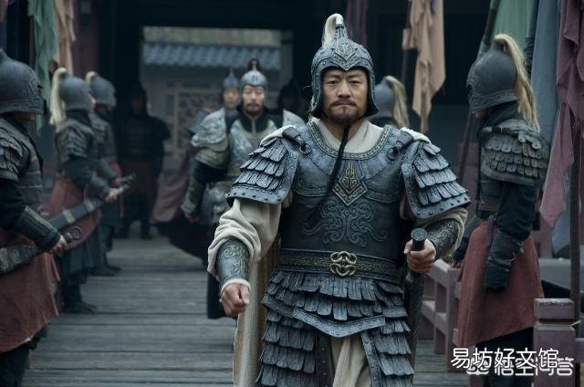 在三国演义中,华雄斩杀了很多十八路诸侯,在十八路诸侯束手无策时,曹操手下的武将为什么一个都不上呢?