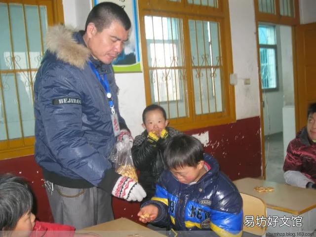 一个朋友被判刑一年,让我有空照顾他老婆孩子我该怎么办?