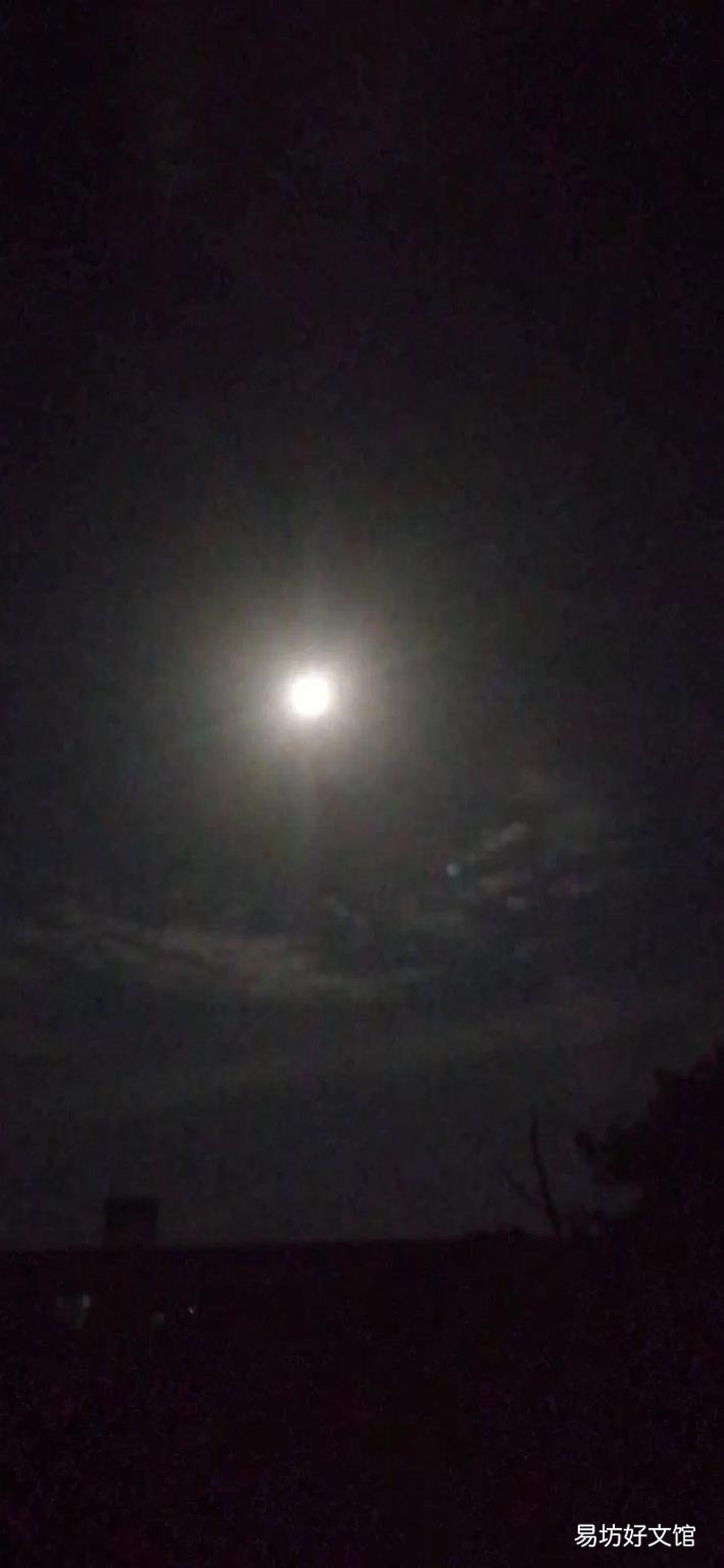弯弯的月亮像小船扩句 圆圆的月亮像什么