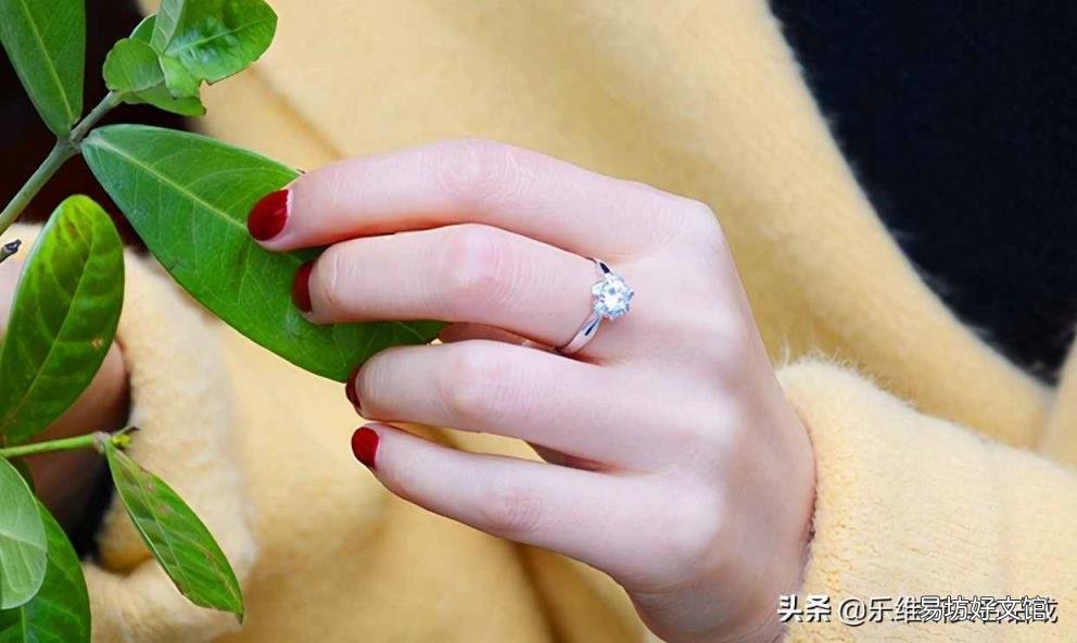女人戴戒指在各個手指的意義 各個手指戴戒指的含義