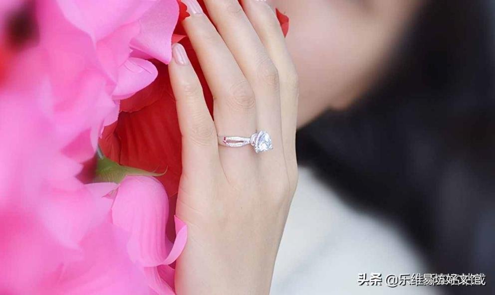 女人戴戒指在各個手指的意義 各個手指戴戒指的含義