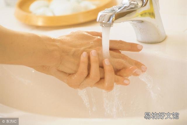被猫咬了肿起来正常吗(被猫咬了肿起来要不要打针)