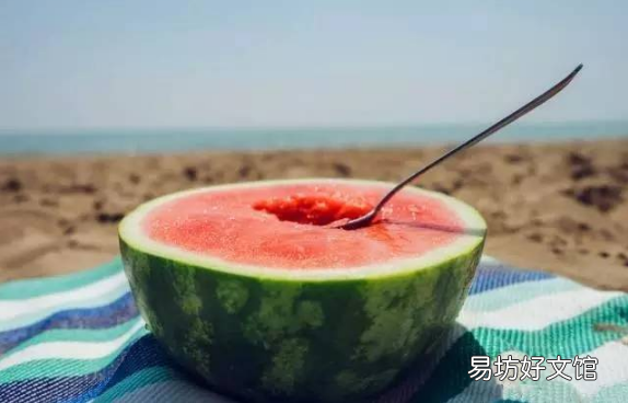 西瓜从中间吃还是从两边吃