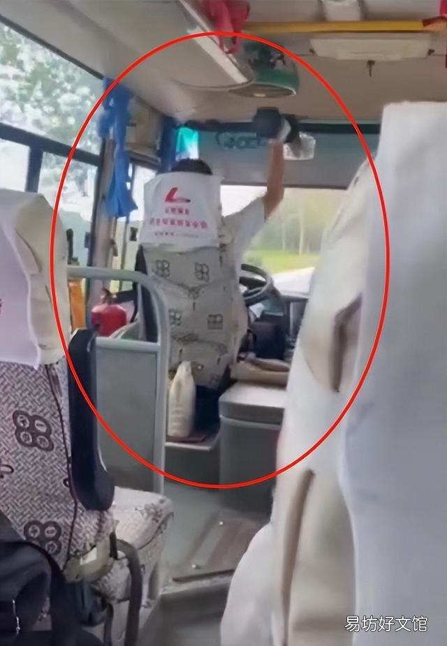 涉事司机已被开除 司机边开车边举哑铃