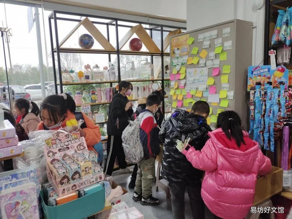 「孩子们」看到孩子们在雨中发抖,店主做了一件事