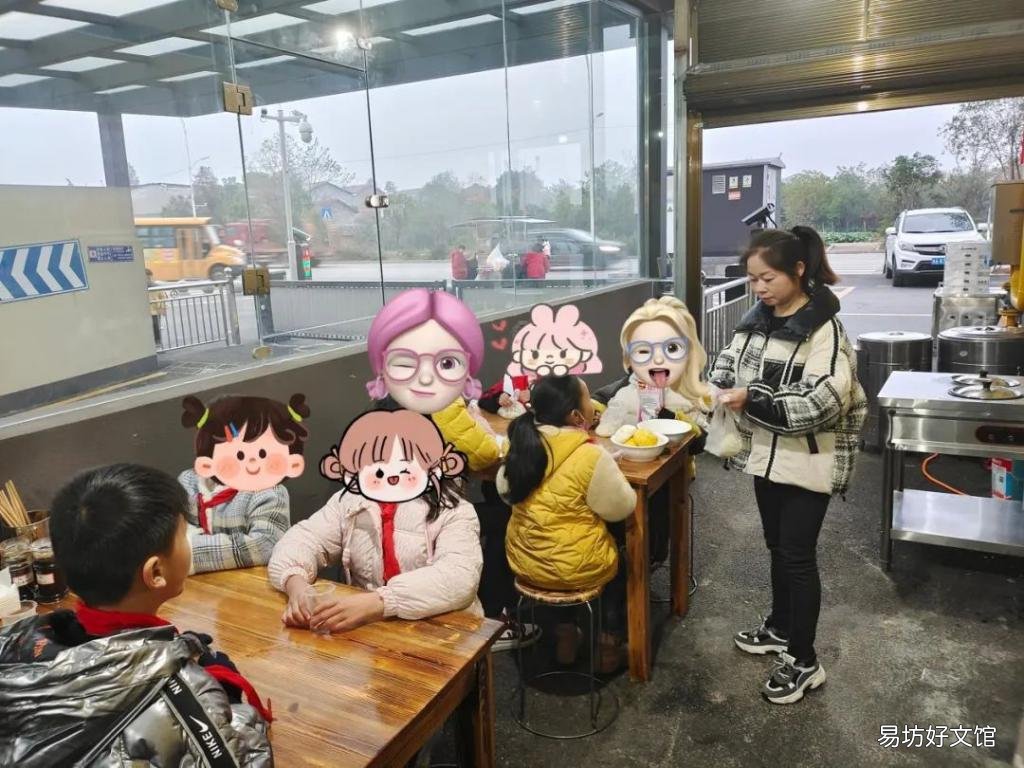 「孩子们」看到孩子们在雨中发抖,店主做了一件事