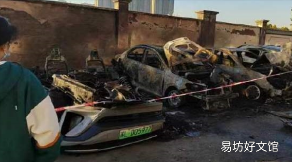 一排汽车起火 蔚来电动车被烧成壳!消防公布原因:垃圾桶自燃